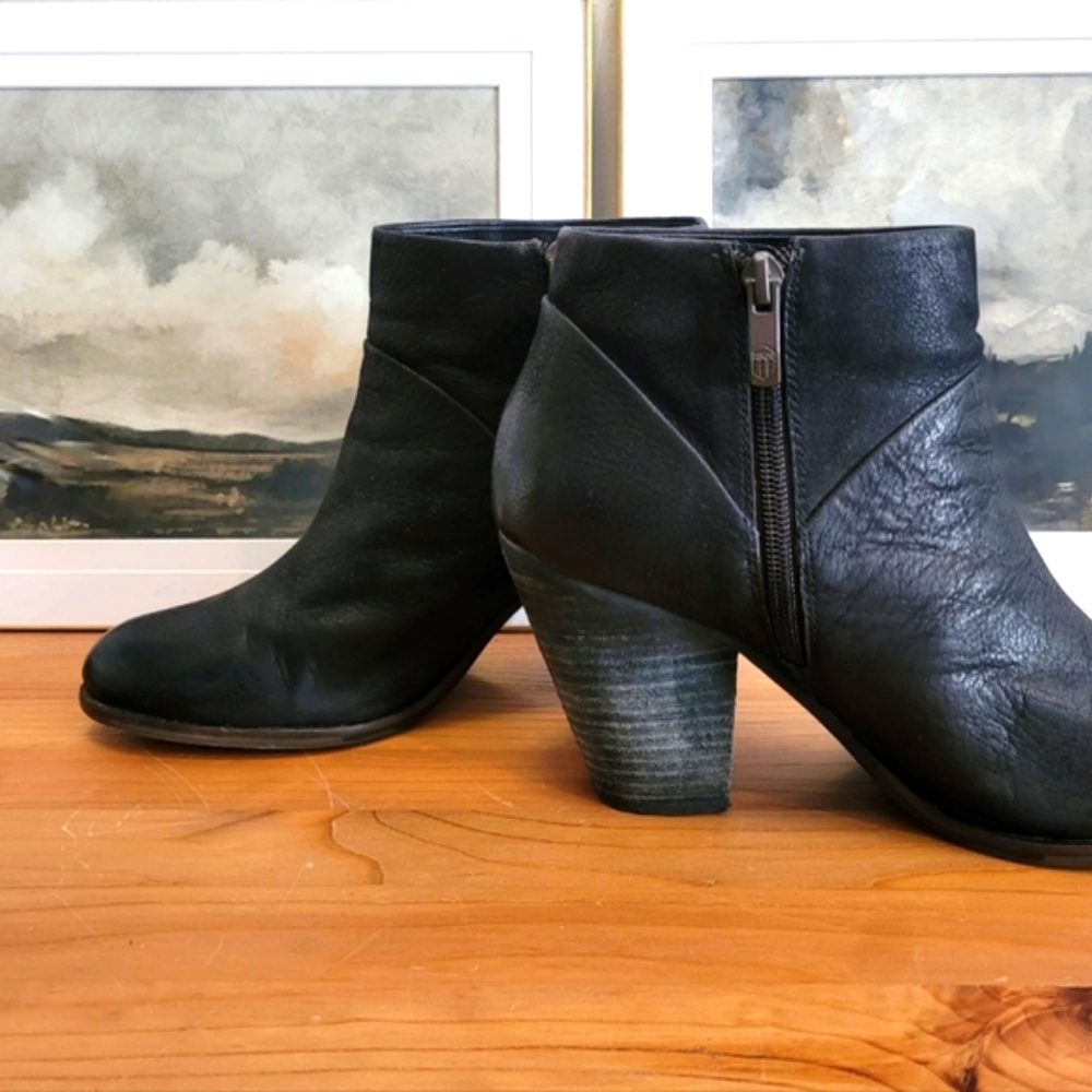 Women's VINCE CAMUTO Black Leather Ankle Boots Size 9